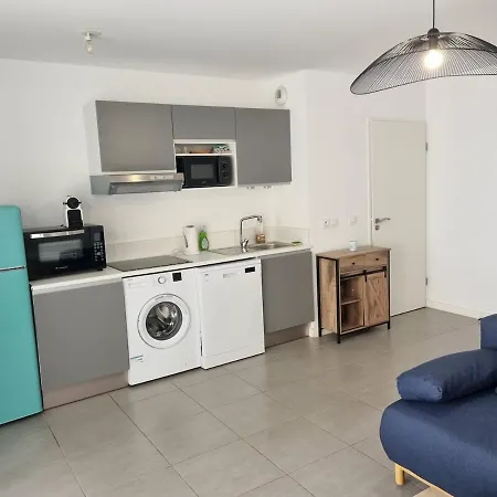 Cozy With Terrace, Parking, 9 Min Train Station Apartamento