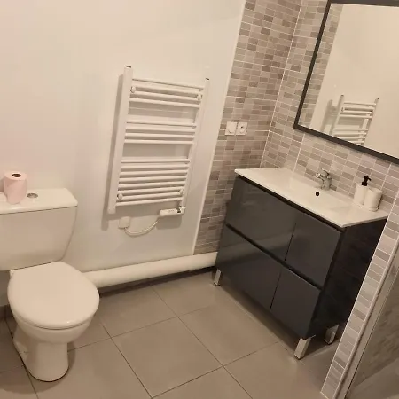 Apartamento Cozy With Terrace, Parking, 9 Min Train Station