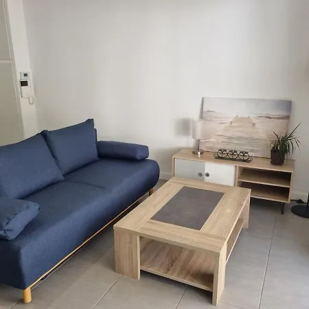 Cozy With Terrace, Parking, 9 Min Train Station Apartamento *